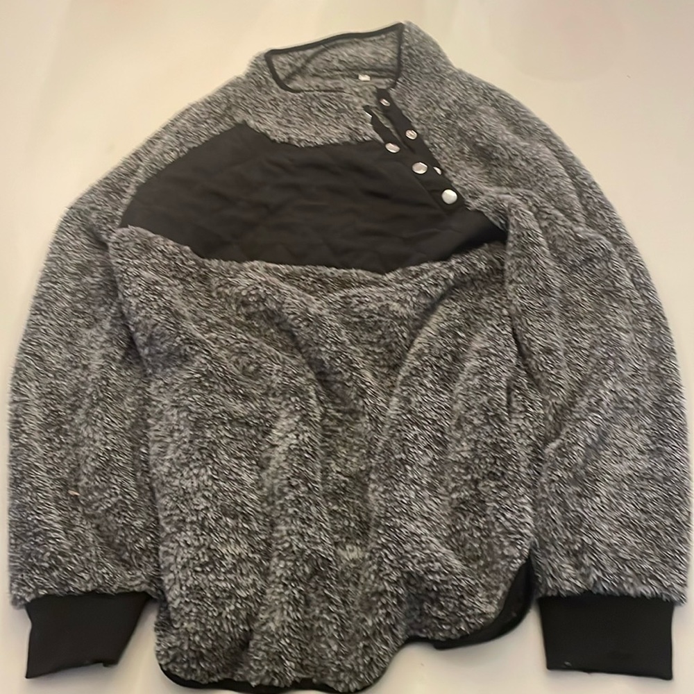 Soft and comfy sweater. Worn once. Super soft.